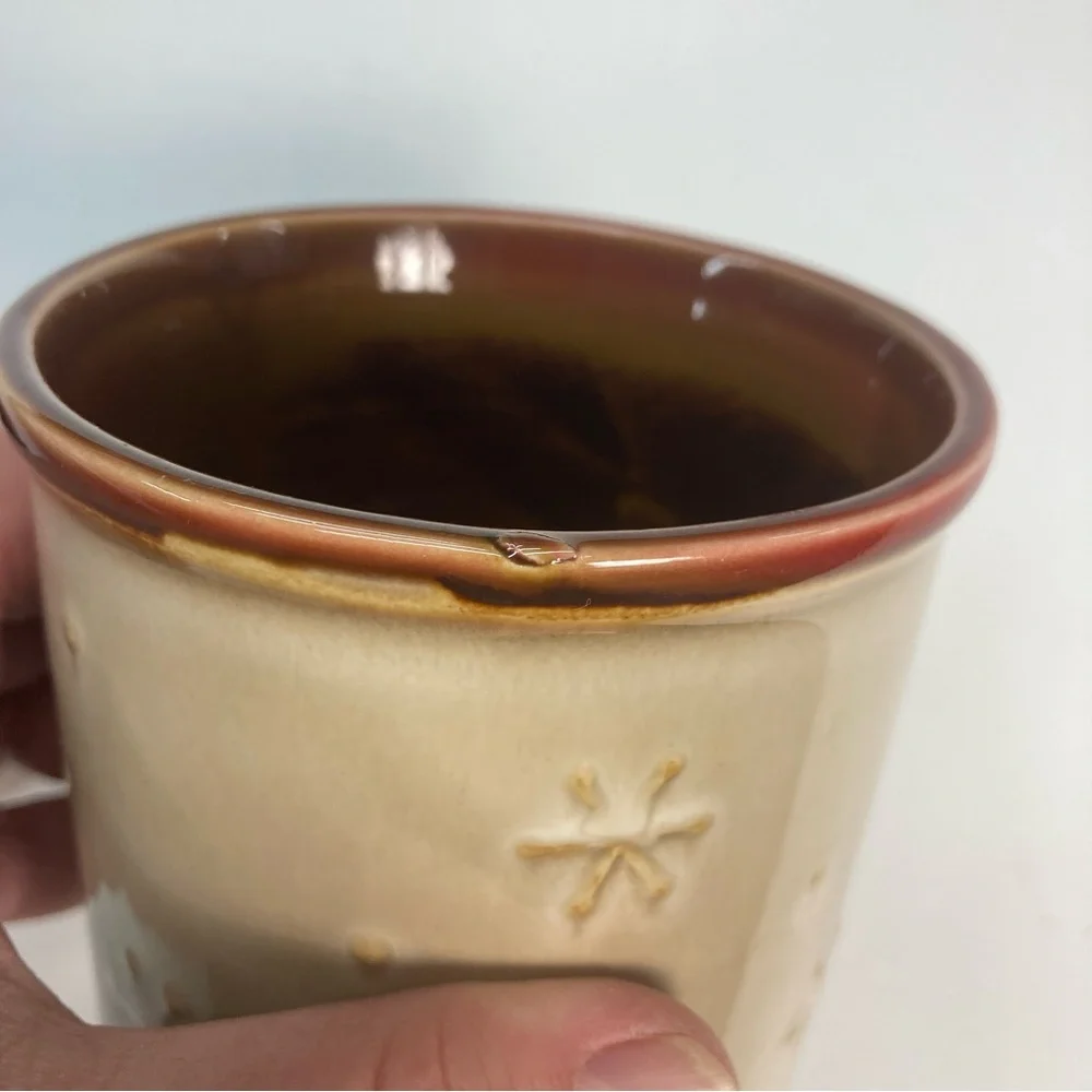 Santa Clause Christmas Ceramic Crock With Lid Mug Size Beige Presents Trees Snow